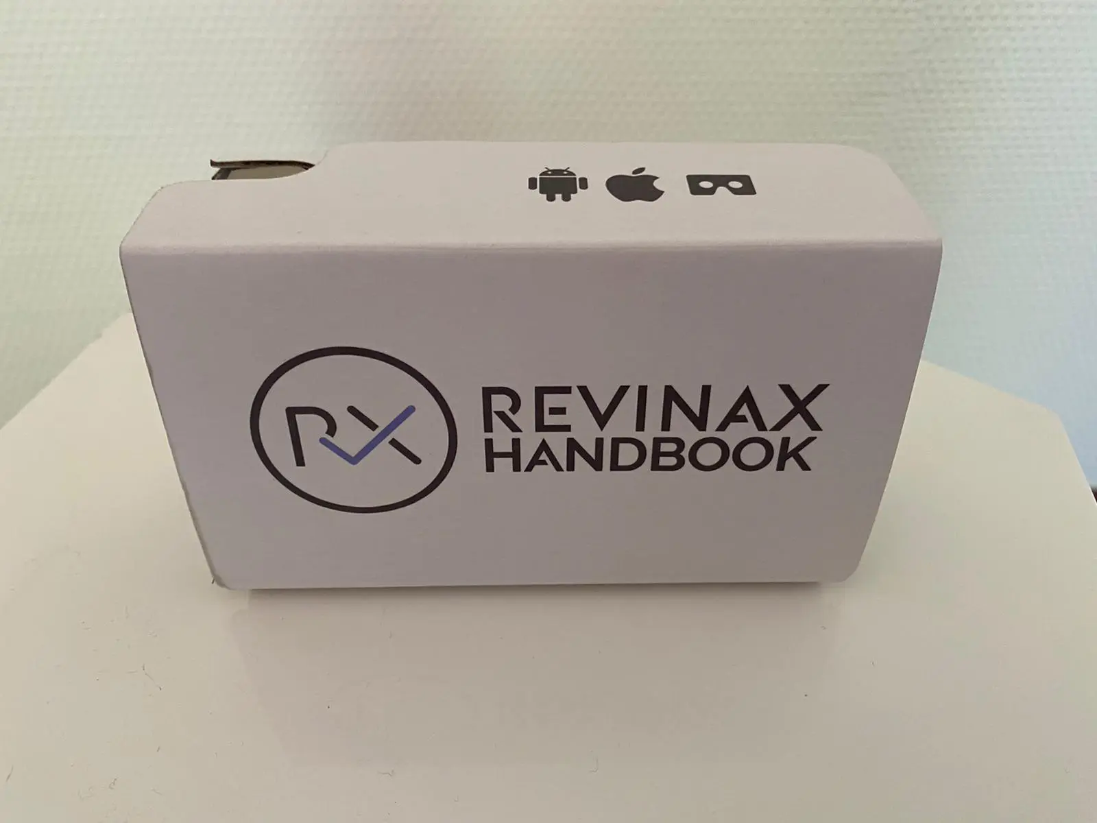 Une fois monté, le cardboard Revinax devient un casque VR